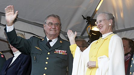 Regentparret hyggede sig tydeligt under det flotte Tattoo-show på Rosenborg Slot lørdag aften.