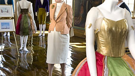 Dronning Margrethe kigger på en skitse på udstillingen Kongelige kostumer i Kongesalen, på Børglum Kloster.
