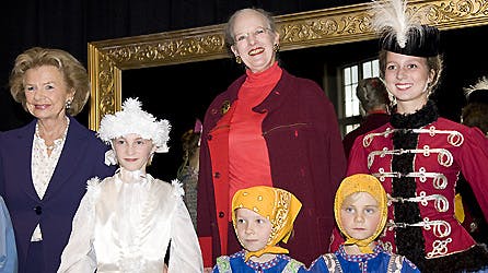 Dronning Margrethe var yderst veloplagt under gårdagens pressemøde i København. Yderst til venstre ses Margrethes mangeårige veninde, Susanne Heering.