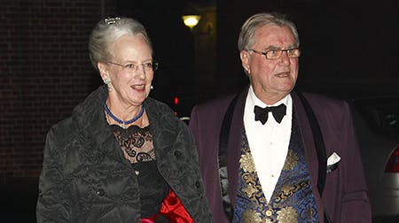 Dronningen havde lagt et stort stykke arbejde i sin venindes gode fest. Hun kom smuk og veloplagt med en farverig prins Henrik