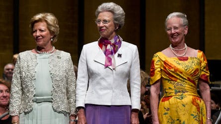 De tre søskende, Anne-Marie, Benedikte og Margrethe, til festkoncert i Tivoli i forbindelse med overrækkelsen af  Dronning Ingrids Hæderslegat