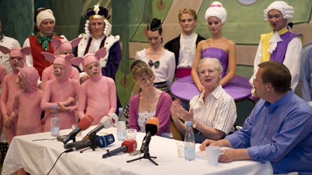 Dronningens iscenesættelse af ?Svinedrengen? har premiere på Pantomineteatret klokken 16.00 den 16. juli og spiller frem til 20. september 2009. Dinna Bjørn