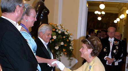 Afgående hofdame Inger Marianne Boel nejer for dronning Margrethe ved en tidligere lejlighed.