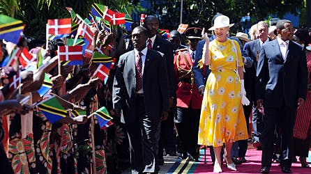 Dronning Margrethe er blevet varmt modtaget i Tanzania, og som  det fremgår af billedet, blev der viftet flittigt med både det danske og det tanzaniske flag, under den officielle modtagelse mandag.