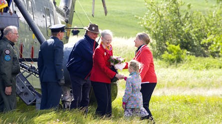 Da helikopteren landede i det høje græs, stod syvårige Isabella klar med en buket blomster sammen med statsforvaltningsdirektør Vibeke Larsen.