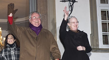 Dronning Margrethe og prins Henrik tog straks afsted mod Marselisborg, da de sidste opgaver var klaret.