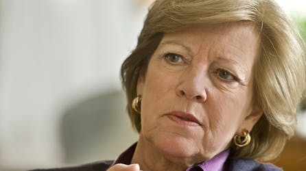 Dronning Anne-Marie kommenterer på dronning Margrethes regnfrakke