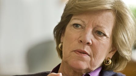 Dronning Anne-Marie kommenterer på dronning Margrethes regnfrakke