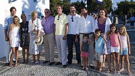 Fra venstre, kronprins Pavlos, prinsesse Maria-Olympia, kronprinsesse Marie-Chantal, dronning Anne-Marie, kong Konstantin, prins Nikolaos, prins Philippos