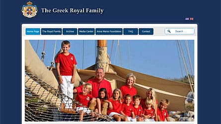 Stolte kongelige bedsteforældre med deres ni børnenbørn. Konstantin og Anne-Marie har brugt deres julekort fra 2011 som velkomst-billede på deres nye hjemmeside.