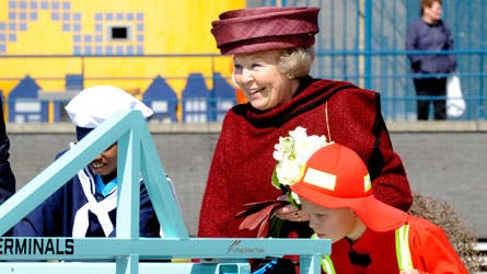 Dronning Beatrix får et overblik over kranen.