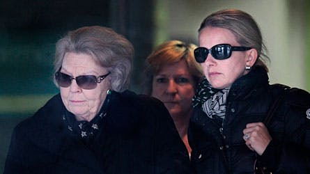 Den hollandske kongefamilie våger uafbrudt over prins Friso på Innsbruck Universitetshospital. Her er det dronning Beatrix og prinsens hustru Mabel.
