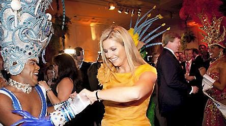 Kronprinsesse Maxima gav den hele armen på dansegulvet, da der blev skruet op for sambarytmerne.