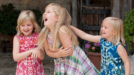 Kilde, kilde kilde ... Selv om Ariane er den yngste af de tre prinsesser, holdt hun sig ikke tilbage og fik storesøster Amalia til at grine højt.