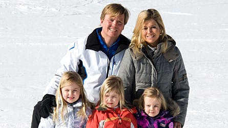 Alexia havde valgt grå skijakke med mønster, Amalia orange med striber, mens Ariane var i lilla jakke og lyserøde skibukser. Maxima kan godt li?, når pigerne er ens klædt, men i ferien fik de lov at vælge selv.