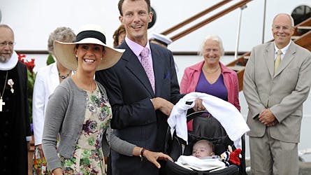 Smilene var store da prinsesse Marie og prins Joachim som stolte forældre viste deres lille guldklump frem.