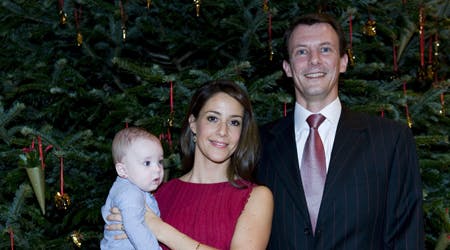 Prins Joachim, prinsesse Marie og lille prins Henrik foran et juletræ. Billedet er fra 2009.