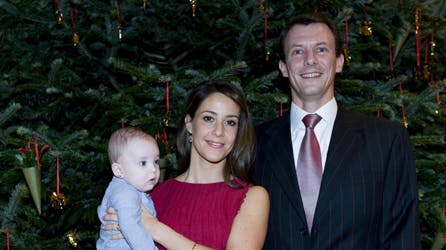 Prins Joachim, prinsesse Marie og lille prins Henrik foran et juletræ. Billedet er fra 2009.