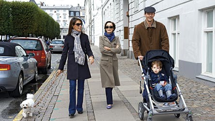 ? Vi holder fri, smilede prinsesse Marie, der lunede sin gravide mave i en varm frakke. Prins Henrik havde fået gummistøvlerne på, mens mor Francoise trodsede efterårsbygerne med bare tæer i ballerinaer.