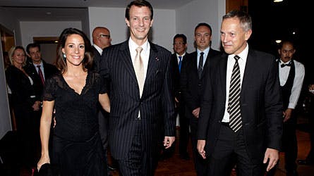 Veloplagt prinsesse Marie med prins Joachim og ambassadør Carsten Damsgaard.