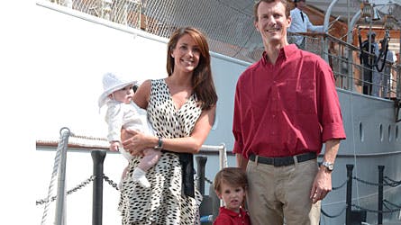 Kongelig fotografering i solskin foran kongeskibet Dannebrog i London. Prinsesse Marie, prins Joachim samt børnene Athena og Henrik stillede glade op.