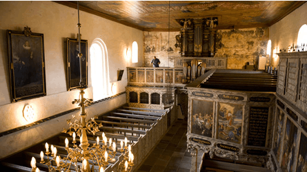 Joachim og Marie har været med til at designe blomsterudsmykningen i Møgeltønder Kirke. I vinduerne hænger en udsmykning, der symboliserer Tro, Håb og Kærlighed.