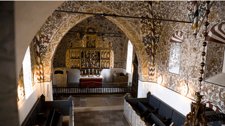 Marie og Joachims lille prins bliver døbt i den kongelige døbefont, der til daglig står i Riddersalen på Rosenborg Slot.