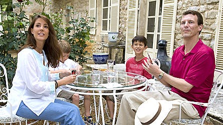 Der er dømt rigtigt familie-hygge omkring havebordet på Cayx i Frankrig. Prins Joachim og Marie spiller kort med prinserne.