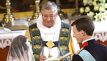 Kongelig konfessionarius, Erik Norman Svendsen, forestod den kongelige vielsen i Møgeltønder Kirke, da prins Joachim og prinsesse Marie blev gift 24. maj 2008.