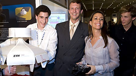 Prins Joachim og prinsesse Marie viste stor interesse for den schweiziske deltagers projekt, et ubemandet flyvende fartøj.