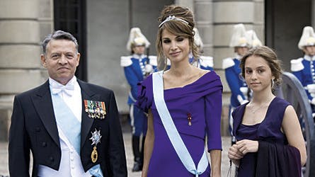 På billedet ses det jordanske kongepar med datteren prinsesse Iman til kronprinsesse Victoria og prins Daniels bryllup sidste år.