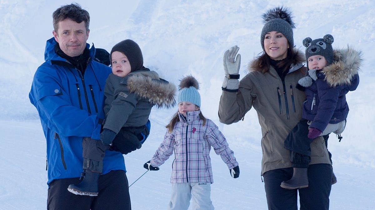 Kronprins Frederik, kronprinsesse Mary og børnene i Schweiz