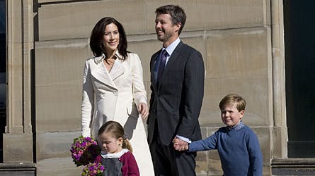 Kronprinsesse Mary og kronprins Frederik ankom til slotspladsen med prinsesse Isabella og prins Christian.