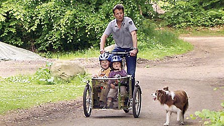 Som man kunne se i DR-dokumentaren ”Kongehuset indefra”, så nyder kronprinsen at køre rundt med børnene i sin ladcykel.
