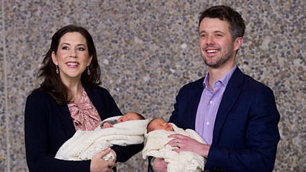 Kronprinsesse Mary og kronprins Frederik viste stolte deres nyfødte tvillinger frem på Rigshospitalet.