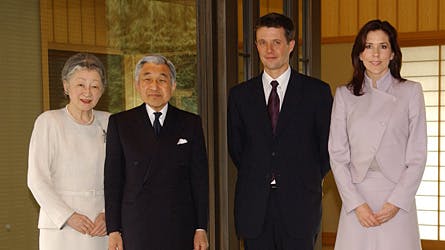 I 2005 besøgte det japanske kejserpar Akihito og Michiko Danmark. Her fotograferes de sammen med kronpris Frederik og kronprinsesse Mary.