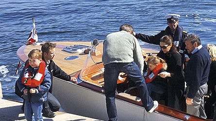 Kronprins Frederik hjalp prins Christian i land. Bagefter var det Isabellas tur.