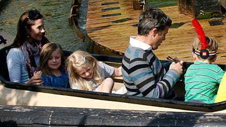 Her slutter kanoturen for det kongelige selskab; kronprinsesse Mary, prinsesse Isabella, komtesse Ingrid, kronprins Frederik, prins Christian og grev Richard.