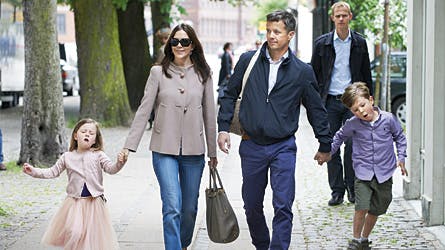 Hvis Frederik og Mary ikke havde fået børn, ville et adopteret barn ikke indgå i tronfølgen.