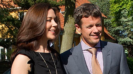 Et veloplagt kronprinspar på vej til reception på den australske ambassade.