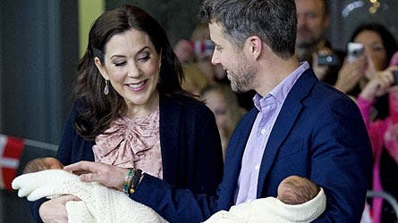 Kronprinsesse Mary og kronprins Frederik med de få dage gamle tvillinger.