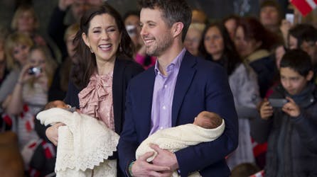 Lykkelige så de ud, kronprinsesse Mary og kronprins Frederik, da de forlod Rigshospitalet med deres tvillinger.
