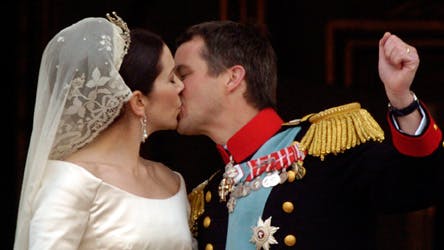 Her er sløret, som prinsesse Nathalie også bliver gift i.