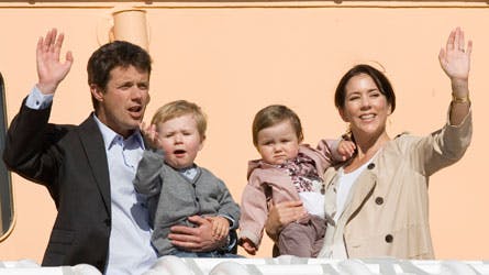 Frederik og Mary på sommertogt med Christian og Isabella i 2008. Forhåbentligt kommer vi til at opleve kronprinsparret på årets sommertogt med alle deres fire børn.