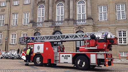 Københavns Brandvæsen mødte op på Amalienborg, da brandalarmen gik på slottet midt i den royale frokost.