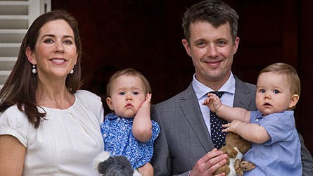 Kronprinsesse Mary, kronprins Frederik og tvillingerne prins Vincent og prinsesse Josephine