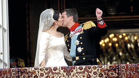 Kronprinsesse Mary og kronprins Frederik kysser