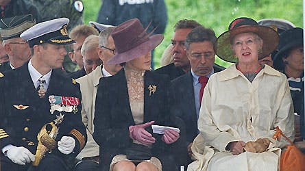 Kronprinsparret og dronningen fandt ly for regnen under et stort telt sat op til lejligheden.
