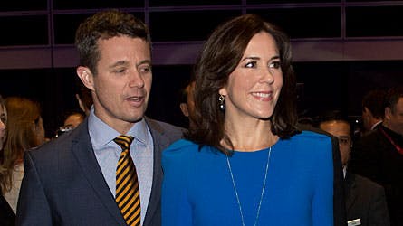 Kronprins Frederik er en stor støtte for kronprinsesse Mary - især når de er på rejse sammen.