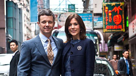 Kronprins Frederik og kronprinsesse Mary får masser af opmærksomhed i Hongkong.